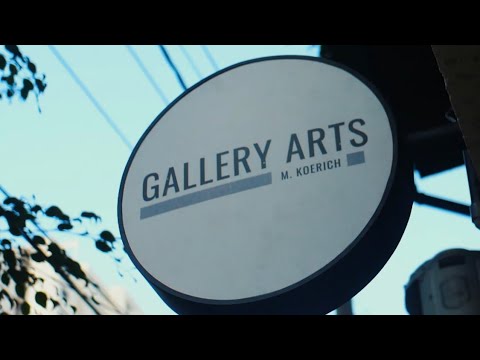Placa redonda da fachada da galeria com o letreiro Gallery Arts M. Koerich
